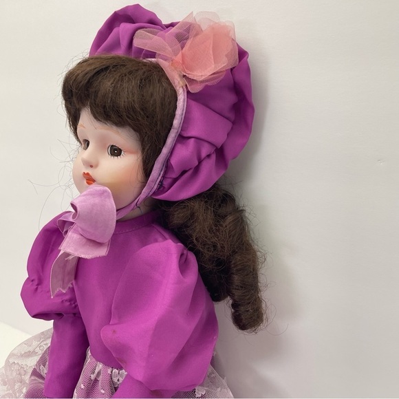 Vintage Musical Porcelain Heritage Doll Brunette Long Hair - Picture 14 of 16